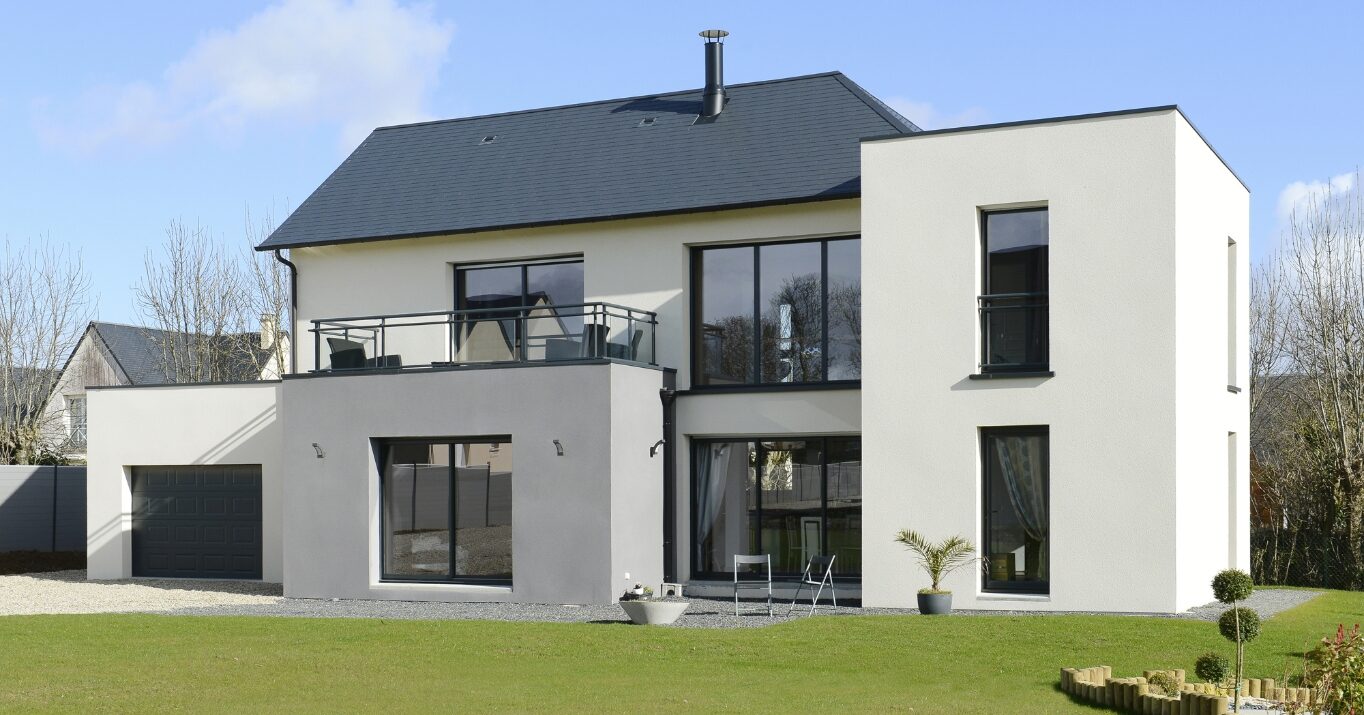 Plans 3D d'une maison moderne avec grandes baies vitrées proposée dans le catalogue MCC.