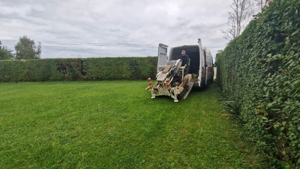 Déploiement d’une foreuse géotechnique pour l’étude de sol sur un terrain destiné à la construction. Évaluation des caractéristiques du sol pour la stabilité des fondations.