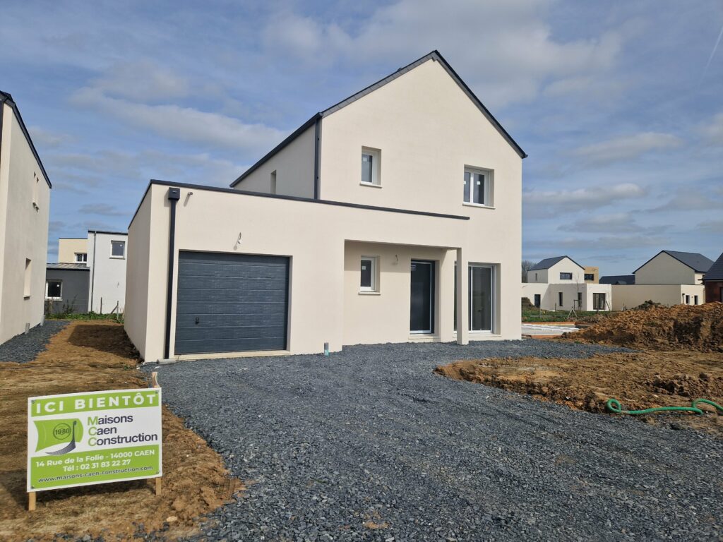 Photo d'une maison moderne construite par Maisons Caen Construction à Bayeux.