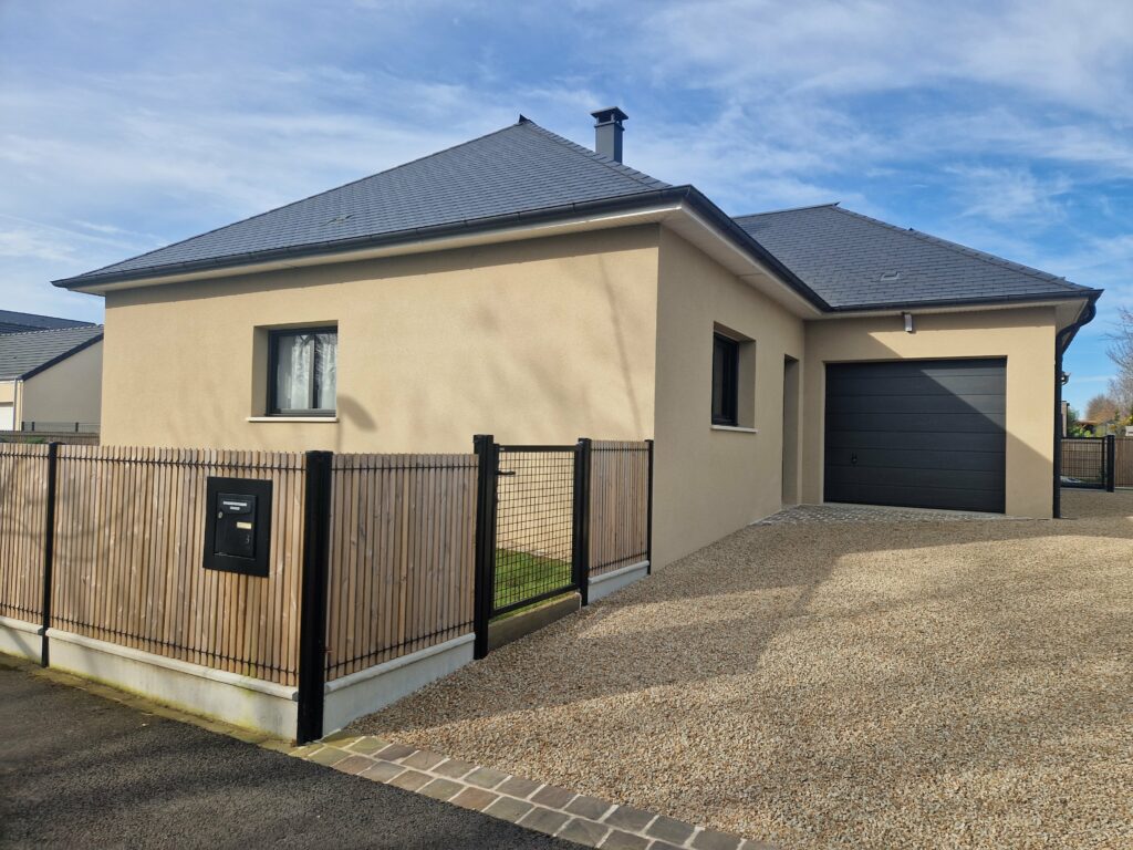 Photo des extérieur d'une maisons plain-pied par Maisons Caen Construction.