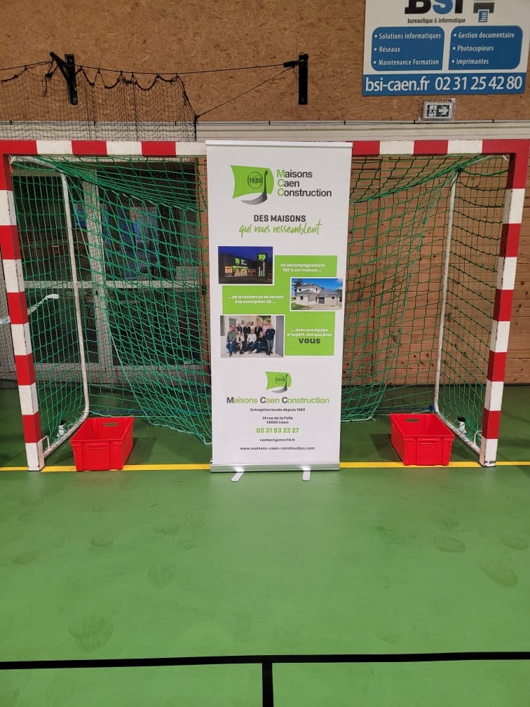 Photo du roll-up Maisons Caen Construction, partenaire du tournoi National des Conquérants organisé par le Conquérant Badminton Club de Caen.