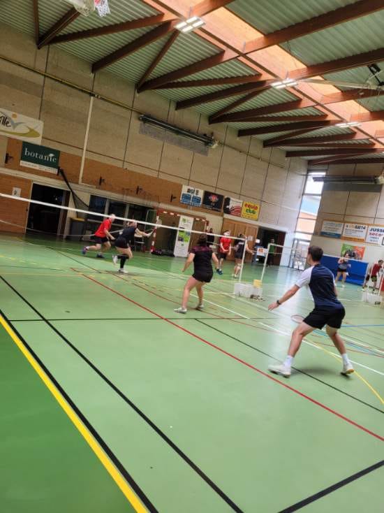 Photos de joueurs de badminton lors du Tournoi des Conquérants.