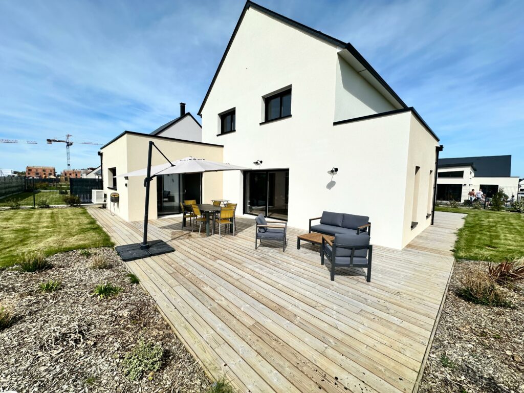 Maison moderne neuve à Courseulles sur mer construite par Maisons Caen Construction.